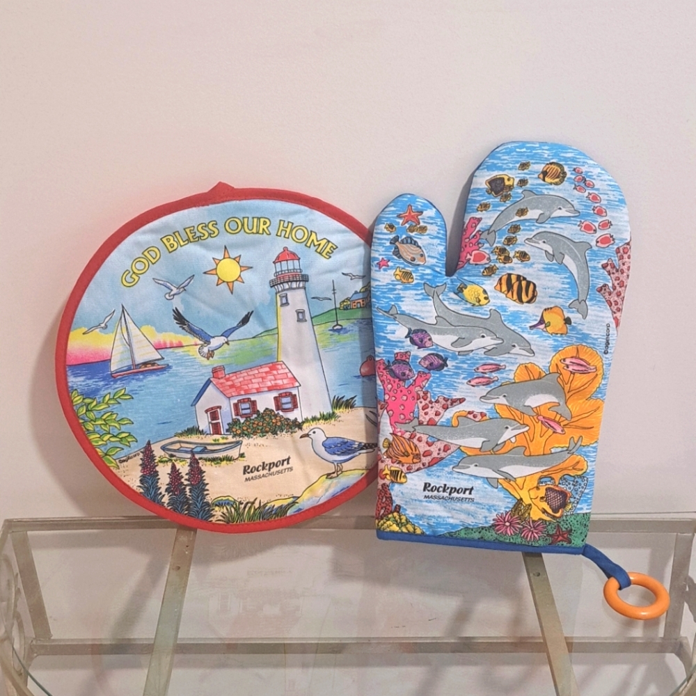 Brand New Set of Souvenir Rockport Massachusetts Hot Pad Holder And Oven Mitt.